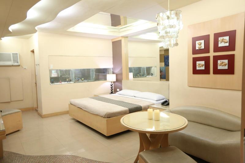 Victoria Court Suites Pasig Bagian luar foto