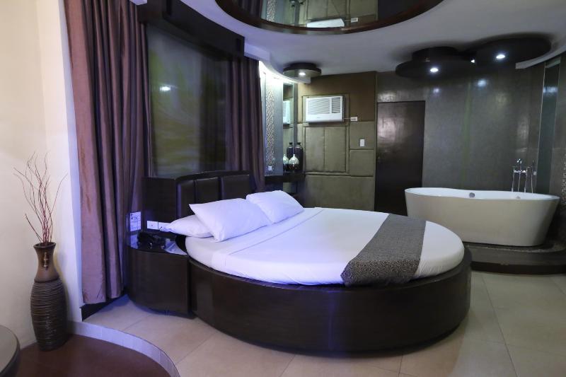 Victoria Court Suites Pasig Bagian luar foto