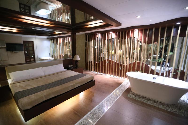 Victoria Court Suites Pasig Bagian luar foto