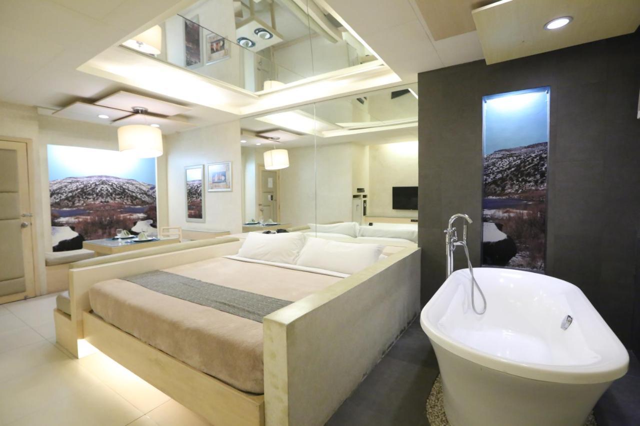 Victoria Court Suites Pasig Bagian luar foto