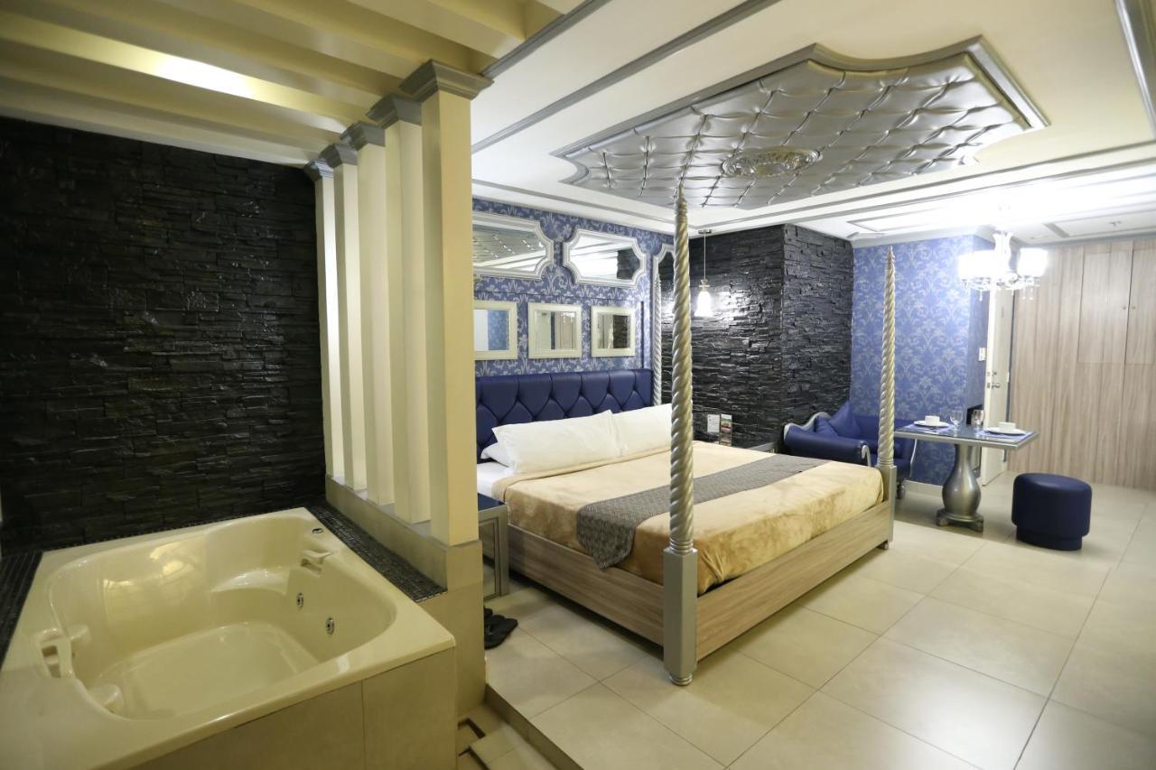 Victoria Court Suites Pasig Bagian luar foto