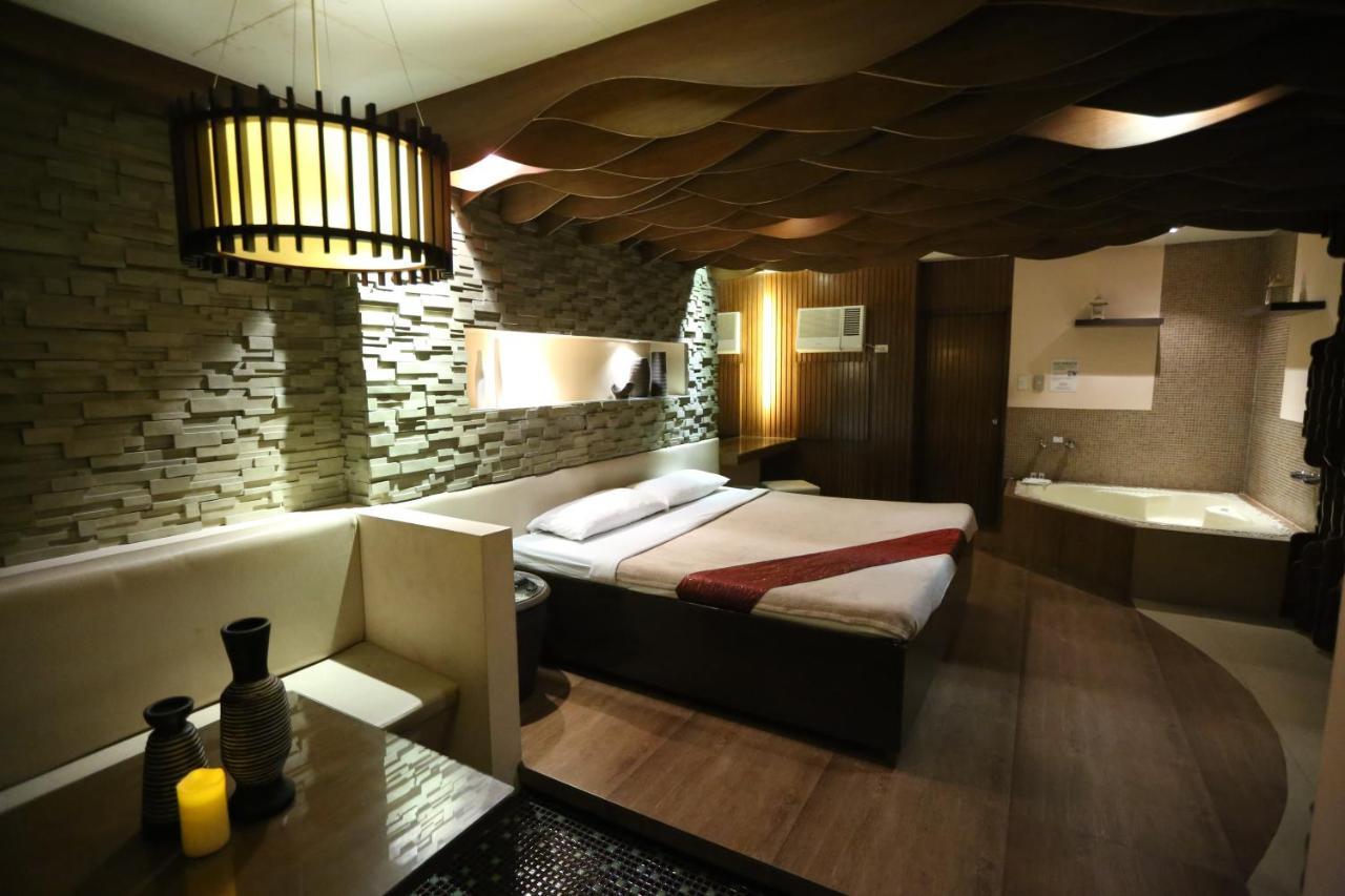 Victoria Court Suites Pasig Bagian luar foto