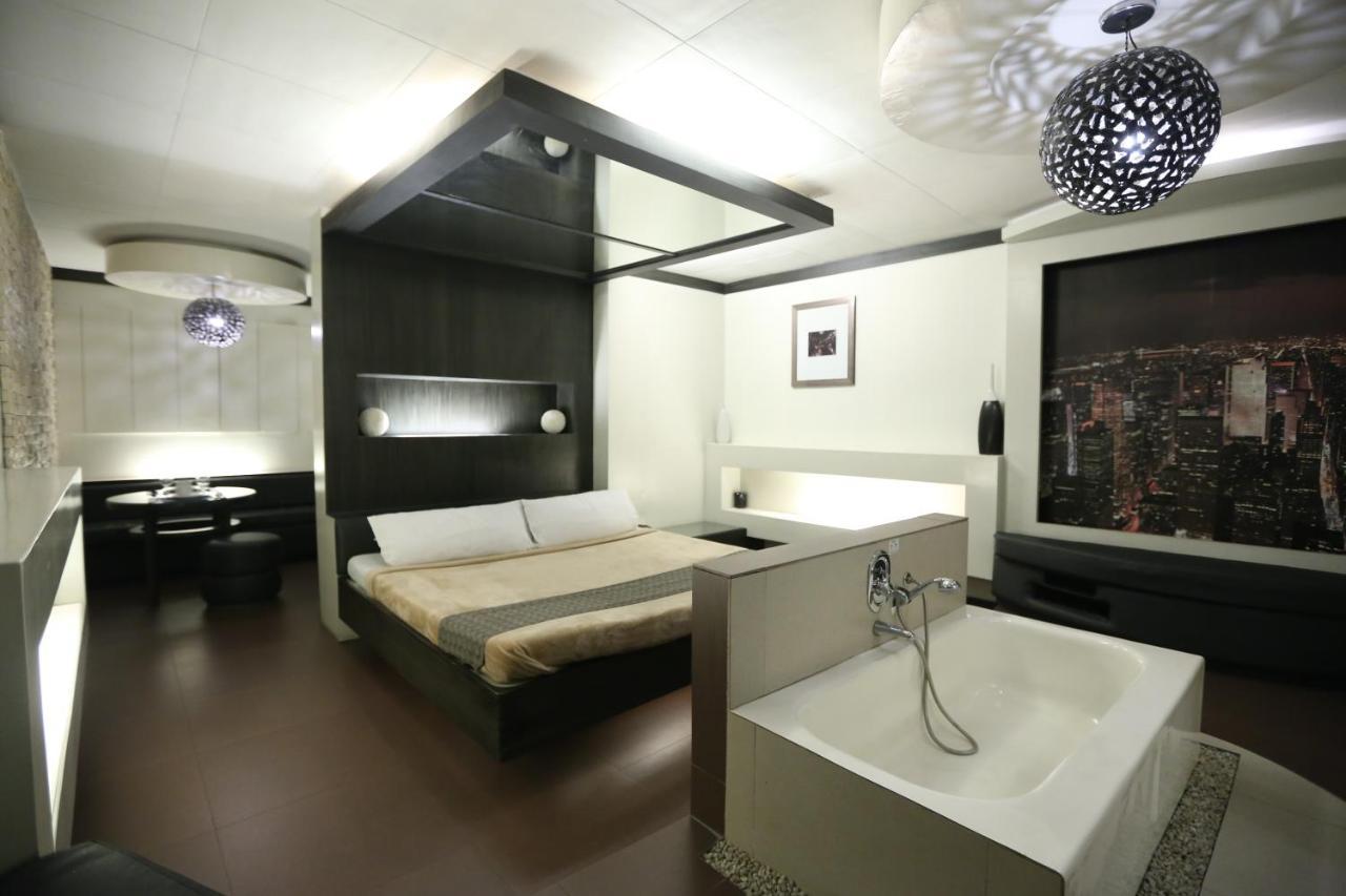 Victoria Court Suites Pasig Bagian luar foto